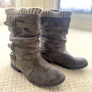 Gray Sweater/Buckle Boots Size 11WW